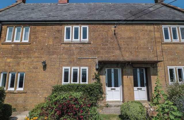STONECUTTER'S COTTAGE, pet friendly in Stoke-Sub-Hamdon, Somerset