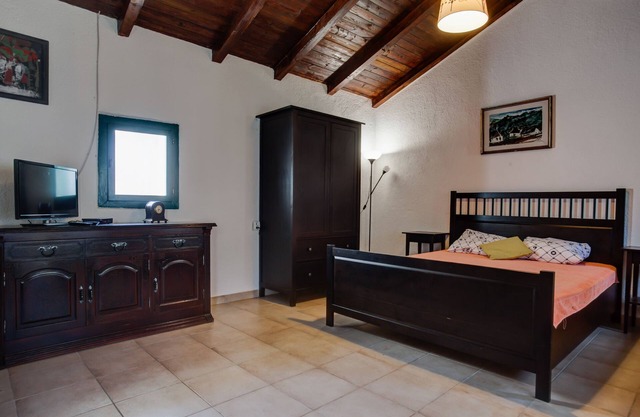 Stonehenge Studio for 3 People