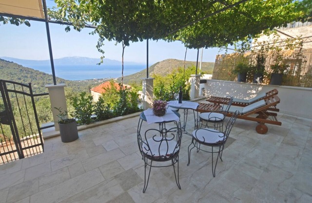 STONEHOUSE WITH ORGANIC GARDEN, SEEVIEW