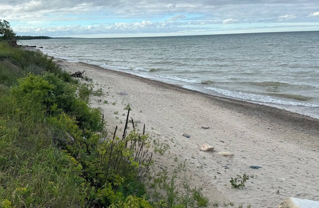 Stones Throw Cottage - Beautiful beach within 2 miles of both major campgrounds