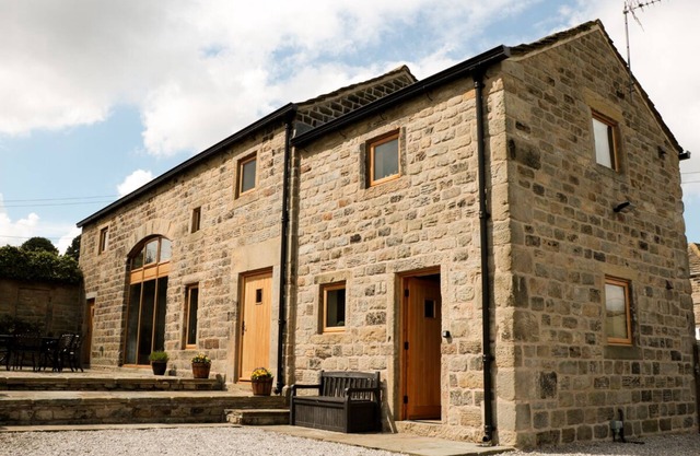 STONEYCROFT BARN, family friendly, with a garden in Midhopestones