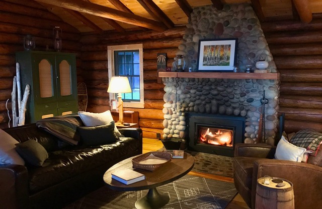 Storybook Northwoods Log Cabin on Lake Superior between Lutsen and Grand Marais