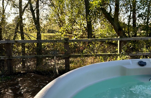 "Stour" Eco Lodge: Private Hot Tub