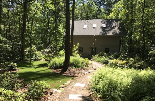 Stream-Side Guesthouse In beautiful Rawley Springs