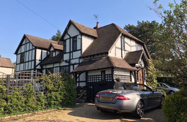 Striking home IN Stratford-on-Avon, a stroll to all key attractions.Sleeps 14-15
