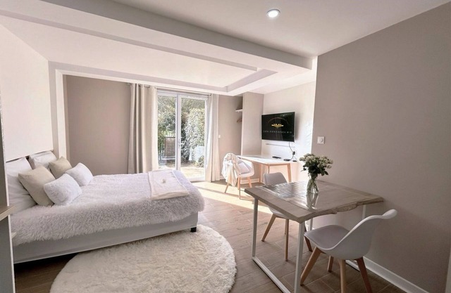 Studio-Comfort-Ensuite with Bath-Terrace