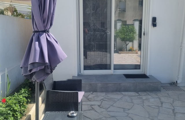 Studio 30 meters, close to marina