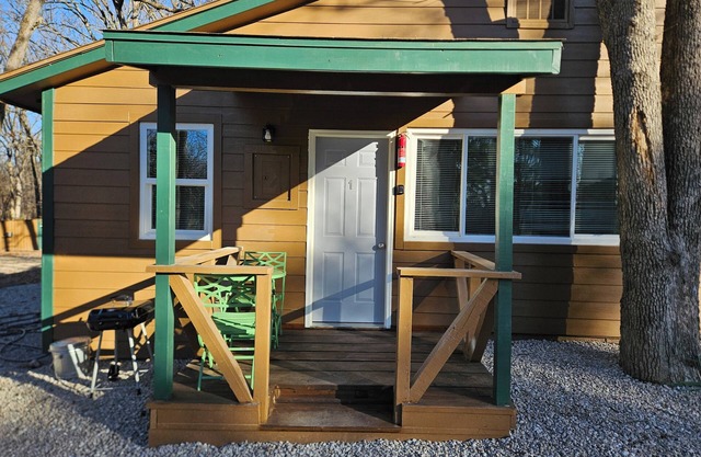 Studio #1 at Bennettscape Lodge with WiFi and AC by Bennett Spring State Park