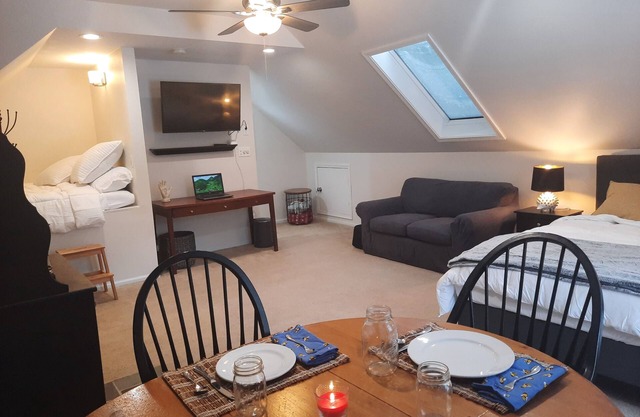 Studio 154 tucked away, peaceful and convenient access to the upper valley NH.