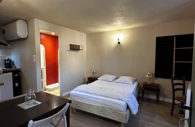 Studio 2 "Aux volets bleus" Cosy studio at the foot of the Pyrenees