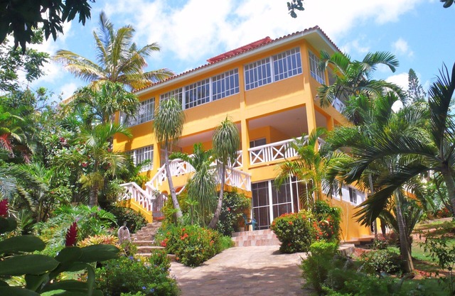 Studio AC In A Tropical Garden, 2 minutes walk to the beach