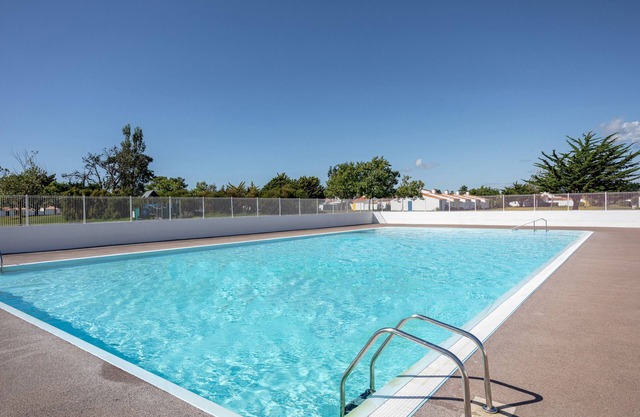 Studio Apartment 'Piscine Partagée' with Shared Pool, Private Terrace and Wi-Fi