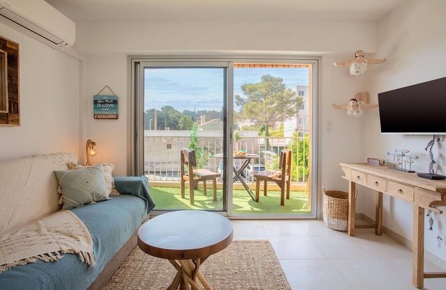 Studio Apartment "Golfe De Saint Tropez" with Balcony, A/C & Wi-Fi