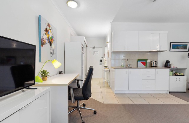 Studio Apartment, Kitchenette,Heated Pool,Free WIFI, 65 Inch TV, Walk to Beach