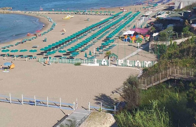 Studio apartment, beachfront, floor 2, private descent to the beach (Narcissus)
