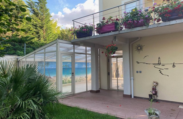 Studio Apartment "Indépendant" with Private Terrace, Private Heated Pool & Wi-Fi