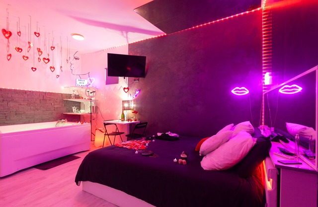Studio Apartment "Love Room Avec Balnéo" with Whirlpool, Private Terrace & Wi-Fi