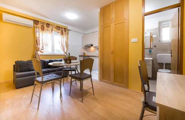 Studio apartment Raspolic