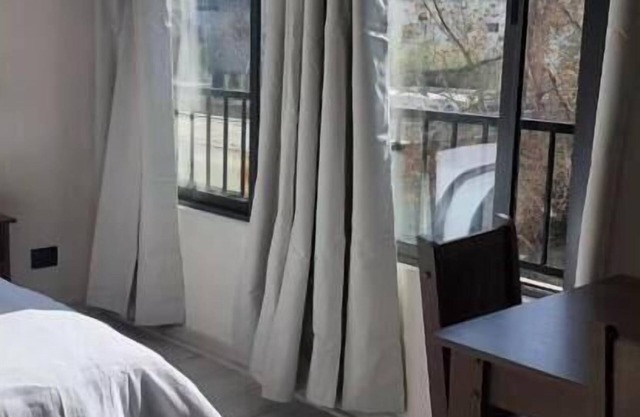 Studio apartment, subway stations and Barrio Italia nearby. WiFi.