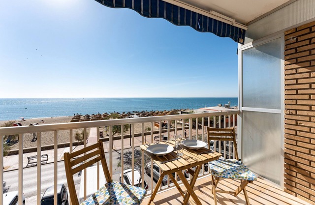 Studio apartment 'Ventana al Mar' with sea-facing terrace and air conditioning