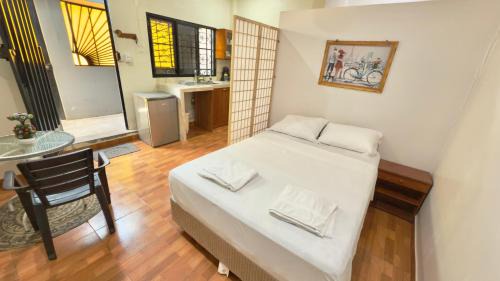 Studio apartment with door to the street and air conditioning