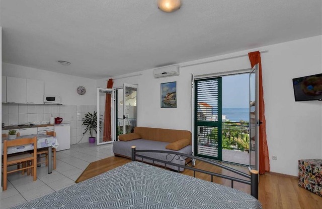 Studio apartment with a sea view!