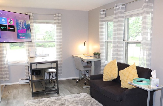 Studio APT | 2 min drive to Downtown Oswego | Fast WIFI