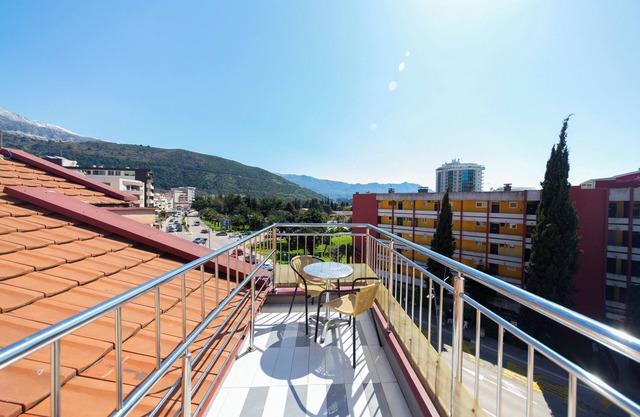 Studio Apt for 3 w/Balcony – Walking Distance to Beach No. 9