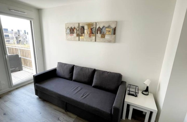 Studio Avec Balcon et Parking!