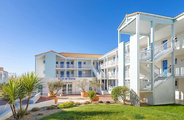 Studio avec vue imprenable sur la mer + 2 piscines
