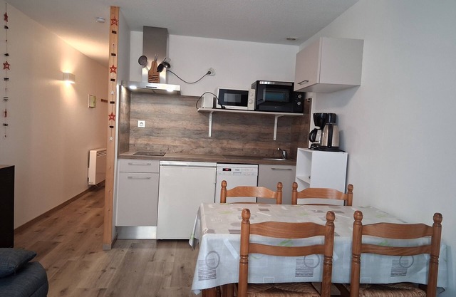 STUDIO-CABIN ALL RENOVATED VILLAGE CENTER IDEAL SKI FREE SKI-BUS