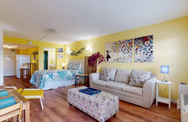 Studio Condo in Town, Near Beach, Shared Pool and Hot Tub