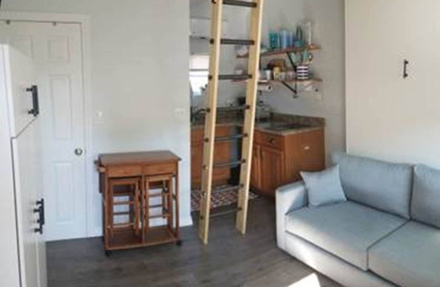 Studio Condo (Newly Renovated) - 150' to Beach 20 min to Portland