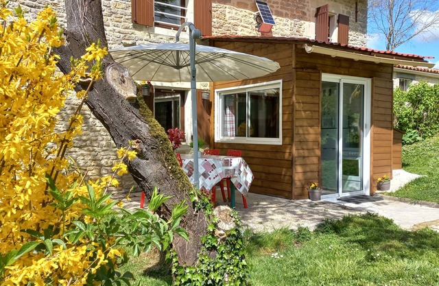 Studio 'Corail' with Private Terrace, Shared Garden and Wi-Fi