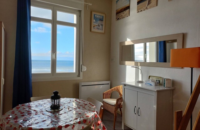 Studio, face sea, in residence of style "belle époque" on the breakwater of Wimereux