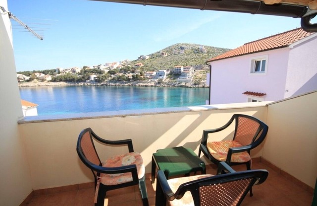 Studio flat near beach Bilo, Primošten (AS-8364-a)