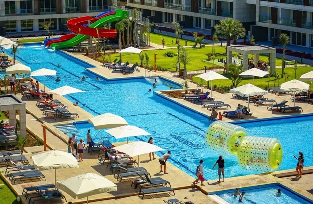 Studio Flat w Pool, Balcony, 5 to min Beach