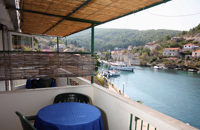 Studio flat with balcony and sea view Stomorska, Šolta (AS-5239-b)