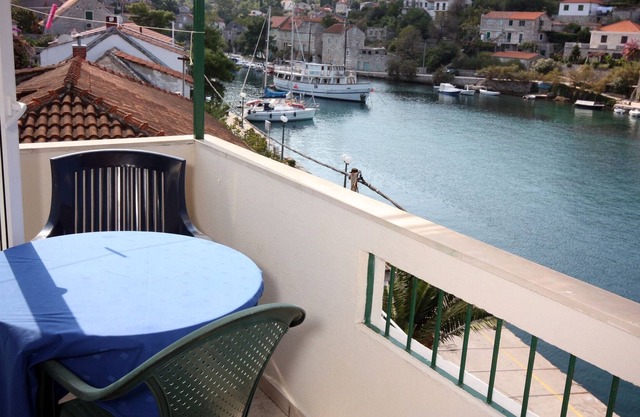 Studio flat with balcony and sea view Stomorska, Šolta (AS-5239-c)