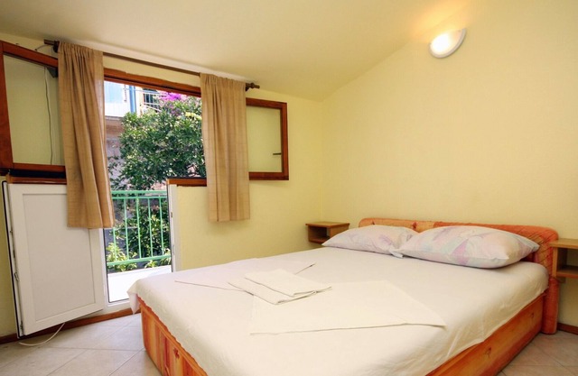 Studio flat with balcony and sea view Stomorska, Šolta (AS-5239-d)