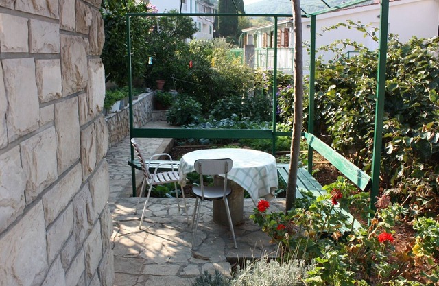 Studio flat with terrace Stomorska, Šolta (AS-784-a)