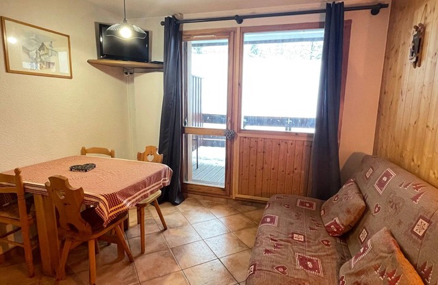 Studio for 4 in Méribel-Mottaret, ski-in/ski-out, terrace and TV