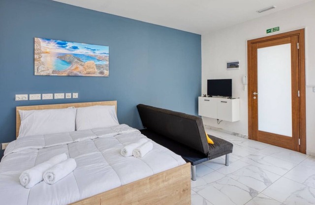 Studio home with sofa bed close to Valletta w/WIFI