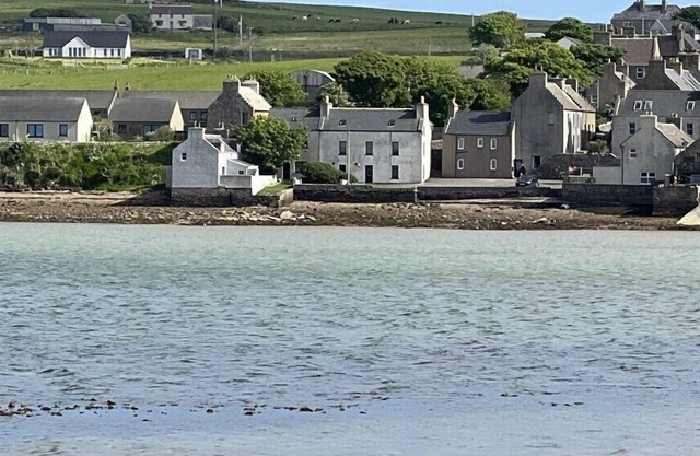 STUDIO HOUSE, romantic, with open fire in St Margaret's Hope