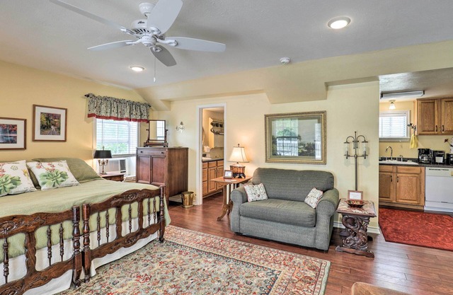 Studio in College Station w/Expansive Deck!