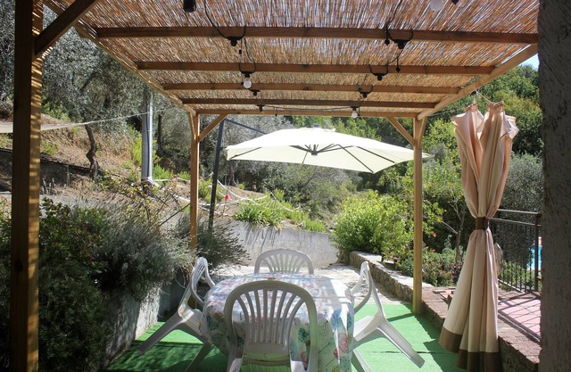 Studio in the countryside with pool, exceptional view, great for relaxation and trips