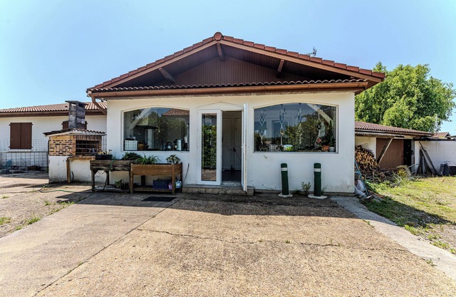 Studio 'Le De La Gare' with Private Terrace and Wi-Fi, Close to the Ocean