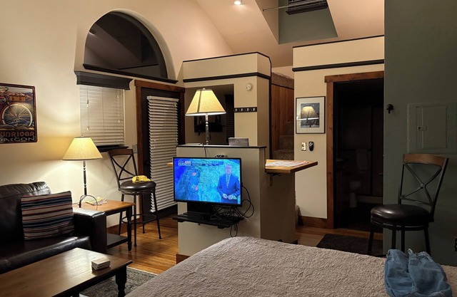 Studio managed and cleaned by owner. High quality linens throughout the condo.