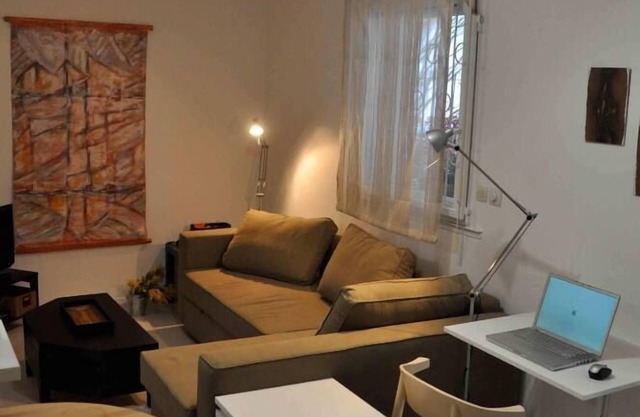 Studio near center and Canal du Midi, private parking, terrace overlooking garden