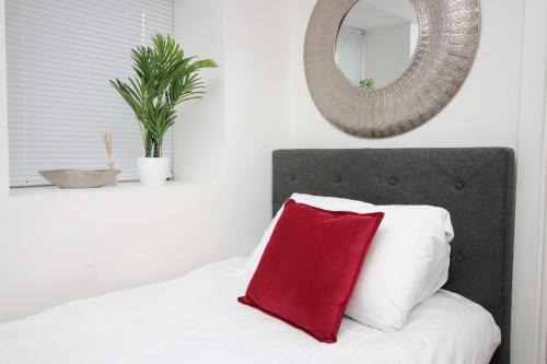 Studio - Sleeps 10 - Parking - Wifi